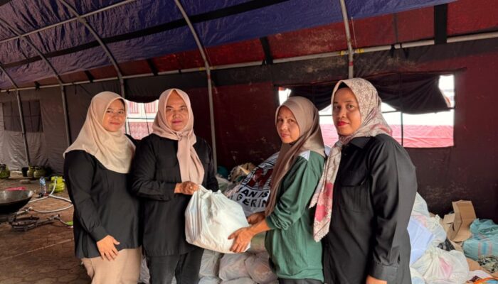 PINDRA DPR RI Salurkan Ratusan Bantuan untuk Ibu-Anak Korban Banjir Bandang di Bayang Utara Pessel