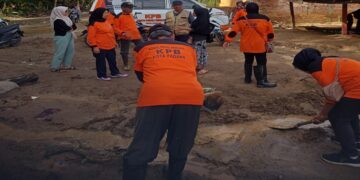 Relawan KPB Kota Padang membantu warga terdampak bencana. (Foto: Dok. KPB Padang)