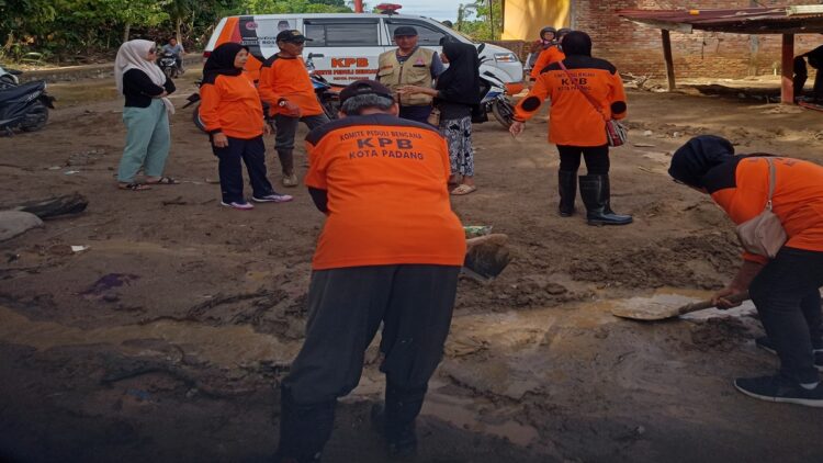 Relawan KPB Kota Padang membantu warga terdampak bencana. (Foto: Dok. KPB Padang)