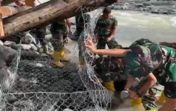 Sejumlah anggota TNI membangun jembatan darurat di Nagari Malalak Selatan, Kecamatan Malalak, Kabupaten Agam, Sumatera Barat. (dok. Bakom RI)