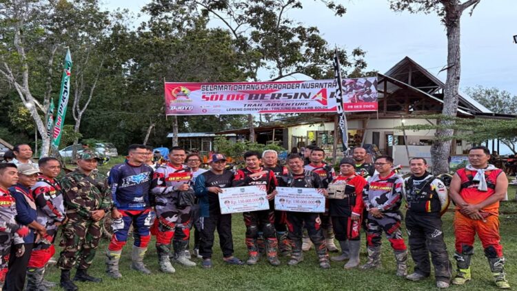 Bupati Solok menerima bantuan bencana dari Bupati Bengkulu Utara. (Foto: Diskominfo Kabupaten Solok)