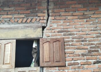 Rumah di Palembayan ini mengalami kerusakan akibat gempa bumi yang baru saja mengguncang kawasan Bonjol, Kabupaten Pasaman. (Foto: Ist)
