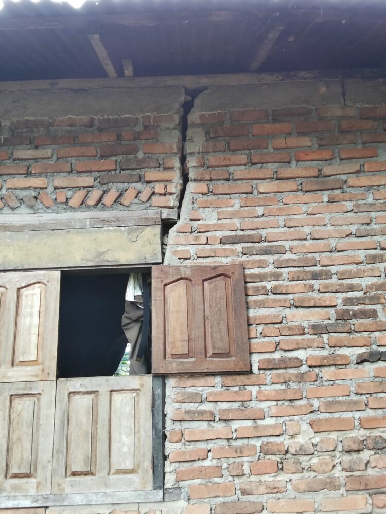 Rumah di Palembayan ini mengalami kerusakan akibat gempa bumi yang baru saja mengguncang kawasan Bonjol, Kabupaten Pasaman. (Foto: Ist)