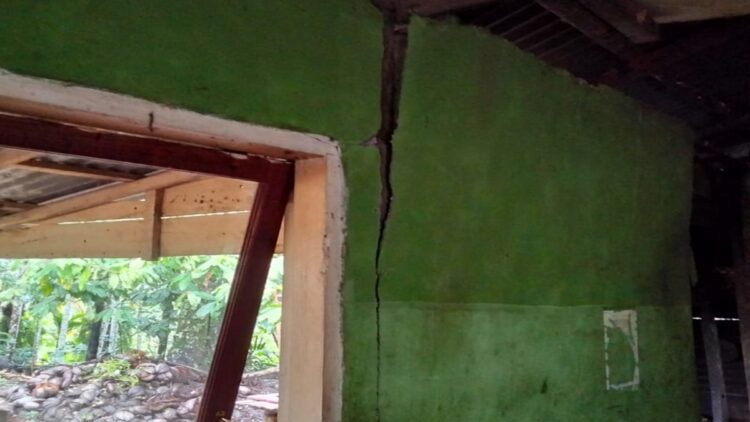 Salah satu rumah di Palembayan, Kabupaten Agam mengalami kerusakan akibat gempa Minggu pagi. (Foto: Ist)