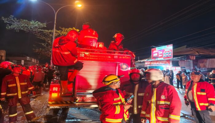 Kebakaran di Bandar Buat Padang, 1 Rumah dan 3 Toko Hangus