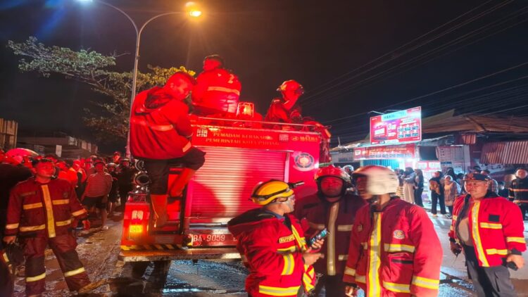 Personel Damkar di sela-sela tugas memadamkan kebakaran di Pasar Bandar Buat, Kota Padang. (Foto: Damkar Padang)