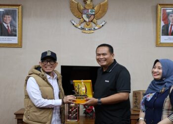 Bupati OKU menyerahkan bantuan untuk korban bencana di Kota Pariaman. (Foto: Ist)