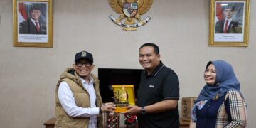 Bupati OKU menyerahkan bantuan untuk korban bencana di Kota Pariaman. (Foto: Ist)