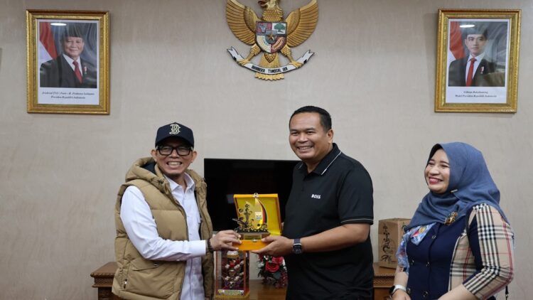 Bupati OKU menyerahkan bantuan untuk korban bencana di Kota Pariaman. (Foto: Ist)