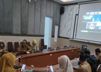 Sejumlah Organisasi Perangkat Daerah (OPD) Kabupaten Solok, Sumatera Barat, saat mengikuti rapat koordinasi (rakor) pengendalian inflasi daerah yang dirangkaikan dengan evaluasi dukungan pemerintah daerah dalam program tiga juta rumah di ruang rapat sekretariat daerah Kabupaten Solok, Senin (29/12/2025). (Diskominfo Kabupaten Solok)