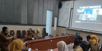 Sejumlah Organisasi Perangkat Daerah (OPD) Kabupaten Solok, Sumatera Barat, saat mengikuti rapat koordinasi (rakor) pengendalian inflasi daerah yang dirangkaikan dengan evaluasi dukungan pemerintah daerah dalam program tiga juta rumah di ruang rapat sekretariat daerah Kabupaten Solok, Senin (29/12/2025). (Diskominfo Kabupaten Solok)