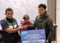 Bupati Solok menyerahkan bantuan dana tunggu hunian kepada salah seorang korban bencana. (Foto: Diskominfo Kabupaten Solok)
