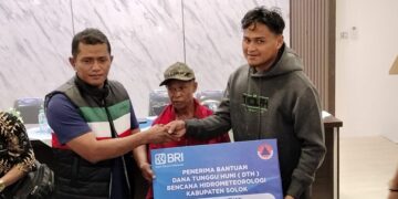 Bupati Solok menyerahkan bantuan dana tunggu hunian kepada salah seorang korban bencana. (Foto: Diskominfo Kabupaten Solok)