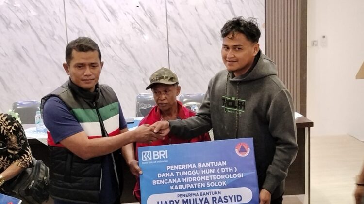Bupati Solok menyerahkan bantuan dana tunggu hunian kepada salah seorang korban bencana. (Foto: Diskominfo Kabupaten Solok)