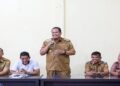 Walikota Pariaman menyerahkan bantuan etalase kepada 51 UMKM. (Foto: Ist)