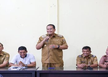 Walikota Pariaman menyerahkan bantuan etalase kepada 51 UMKM. (Foto: Ist)
