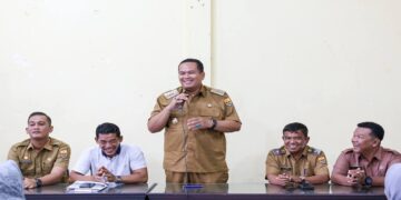 Walikota Pariaman menyerahkan bantuan etalase kepada 51 UMKM. (Foto: Ist)