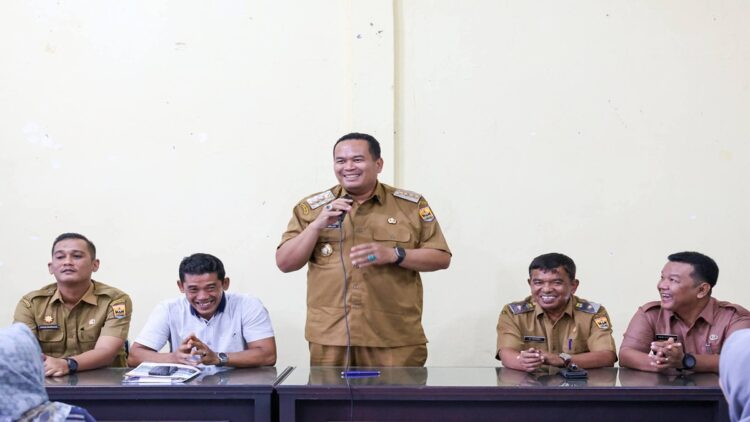 Walikota Pariaman menyerahkan bantuan etalase kepada 51 UMKM. (Foto: Ist)