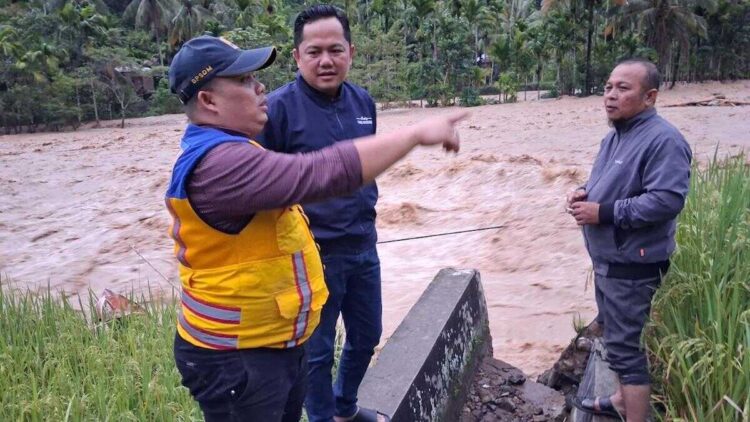Ketua Komisi IV DPRD Sumbar Tegaskan Pentingnya Kolaborasi Penanganan Bencana 1 Ketua Komisi IV DPRD Sumbar didampingi pejabat Dinas Bina Marga Sumbar saat meninjau lokasi banjir di Nagari Koyo Ranah Kecamatan Bayang Utara. (dok. istimewa)