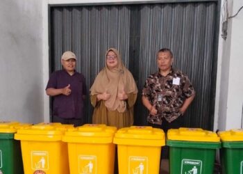 Bantuan tong sampah dari PT Semen Padang. (dok. istimewa)