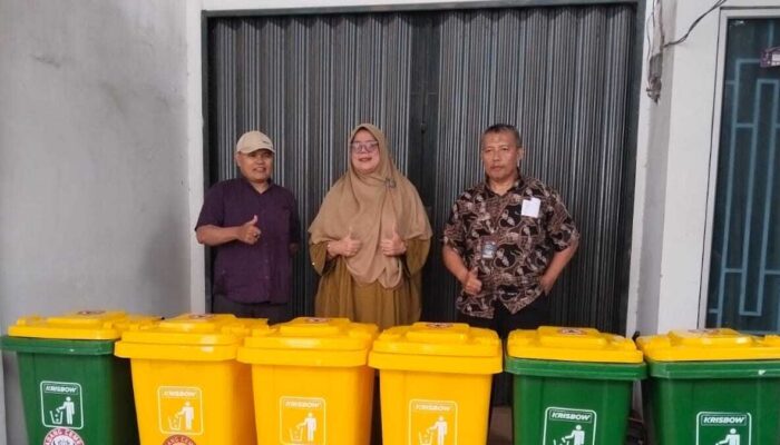 SMKN 1 Baso Terima Bantuan Enam Tong Sampah Terpilah dari Semen Padang