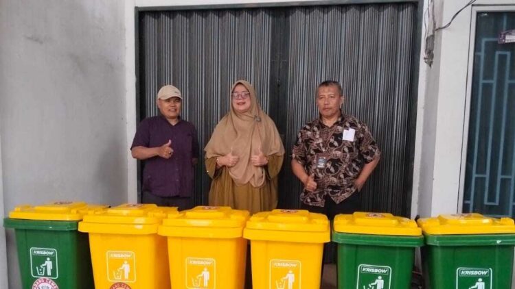 SMKN 1 Baso Terima Bantuan Enam Tong Sampah Terpilah dari Semen Padang 1 Bantuan tong sampah dari PT Semen Padang. (dok. istimewa)