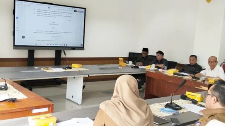 Pansus I DPRD Padang membahas pencabutan Perda keuangan Wali Kota. (Foto: DPRD Padang)