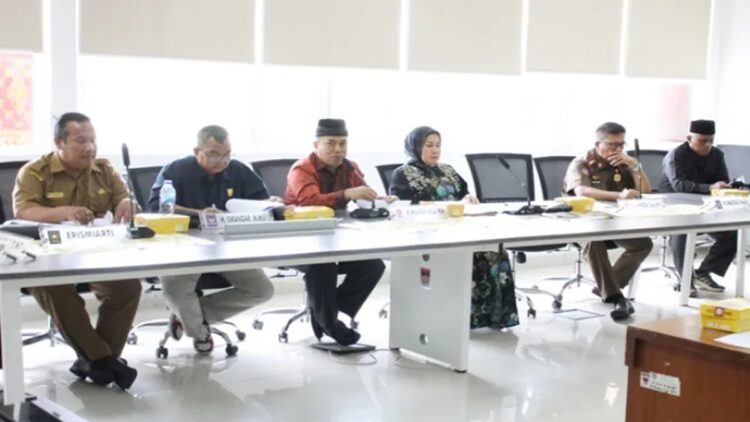 Pansus III DPRD Padang membahas Ranperda Penguatan Lembaga Adat. (Foto: DPRD Padang)