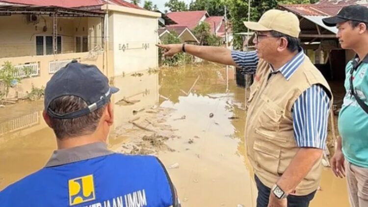 Wakil Ketua DPRD Padang Mastilizal Aye saat meninjau kondisi banjir. (Foto: Ist)