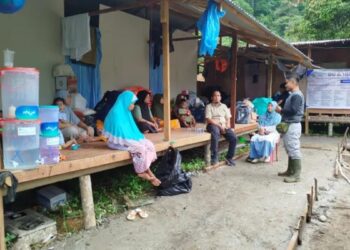 Ketua DPRD Padang Muharlion meninjau pembangunan huntara di tanah Suku Tanjuang, Pauh Limo. (Foto: Ist)