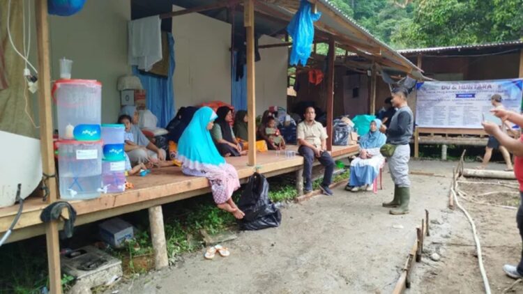 Ketua DPRD Padang Muharlion meninjau pembangunan huntara di tanah Suku Tanjuang, Pauh Limo. (Foto: Ist)