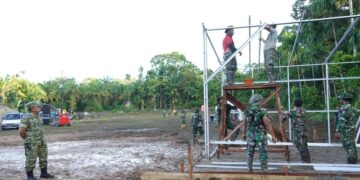 Komandan Korem (Danrem) 032/Wirabraja Brigadir Jenderal (Brigjen) TNI Machfud (kiri) memantau pembangunan hunian sementara di daerah terdampak bencana, Sumatera Barat. Antara/HO-Humas Penrem Korem 032/Wirabraja