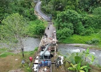 Foto udara personel TNI berjibaku menyelesaikan pemasangan jembatan bailey di salah satu titik terdampak bencana di Sumatera Barat. Antara/HO-Humas Penrem Korem 032/Wirabraja