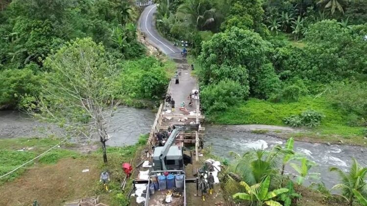 Foto udara personel TNI berjibaku menyelesaikan pemasangan jembatan bailey di salah satu titik terdampak bencana di Sumatera Barat. Antara/HO-Humas Penrem Korem 032/Wirabraja