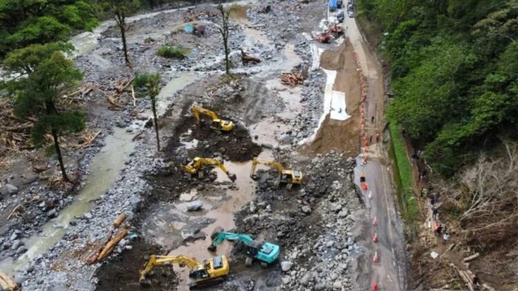 Pemprov Sumbar Kebut Akses Semipermanen, Target Selesai Dua Pekan 1 Sejumlah alat berat mengebut perbaikan jalan nasional di kawasan Lembah Anai yang rusak akibat dihantam banjir bandang, Minggu (7/12/2025). Antara/Fandi Yogari