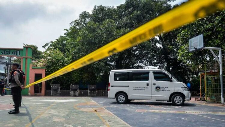 Polisi berjaga di dekat mobil pengangkut Makan Bergizi Gratis (MBG) yang menabrak siswa dan guru di SDN Kalibaru 01 Pagi, Cilincing, Jakarta, Kamis (11/12/2025). ANTARA FOTO/Putra M. Akbar/nz