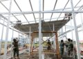 Prajurit TNI bersama petugas Badan Nasional Penanggulangan Bencana (BNPB) membangun hunian sementara (huntara) untuk korban bencana banjir bandang di Pidie Jaya, Aceh, Kamis (25/12/2025). ANATARA FOTO/Irwansyah Putra/rwa. (ANTARA FOTO/IRWANSYAH PUTRA)