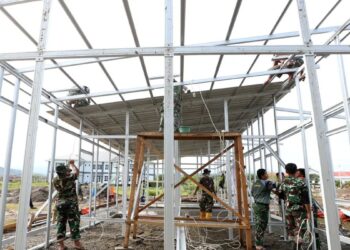 Prajurit TNI bersama petugas Badan Nasional Penanggulangan Bencana (BNPB) membangun hunian sementara (huntara) untuk korban bencana banjir bandang di Pidie Jaya, Aceh, Kamis (25/12/2025). ANATARA FOTO/Irwansyah Putra/rwa. (ANTARA FOTO/IRWANSYAH PUTRA)