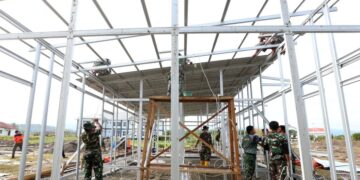 Prajurit TNI bersama petugas Badan Nasional Penanggulangan Bencana (BNPB) membangun hunian sementara (huntara) untuk korban bencana banjir bandang di Pidie Jaya, Aceh, Kamis (25/12/2025). ANATARA FOTO/Irwansyah Putra/rwa. (ANTARA FOTO/IRWANSYAH PUTRA)