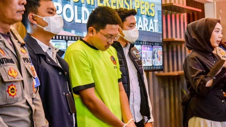 Konten Viral Berujung Penjara, YouTuber Resbob Ditetapkan Tersangka Ujaran Kebencian 1 Personel Kepolisian menghadirkan tersangka kasus dugaan ujaran kebencian Muhammad Adimas Firdaus alias Resbob (ketiga kanan) saat konferensi pers di Mapolda Jabar, Bandung, Jawa Barat, Rabu (17/12/2025). ANTARA FOTO/Dimsyah R/NA/foc.
