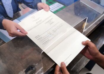 Serah terima berkas untuk dijadikan sertifikat elektronik. (dok. istimewa)