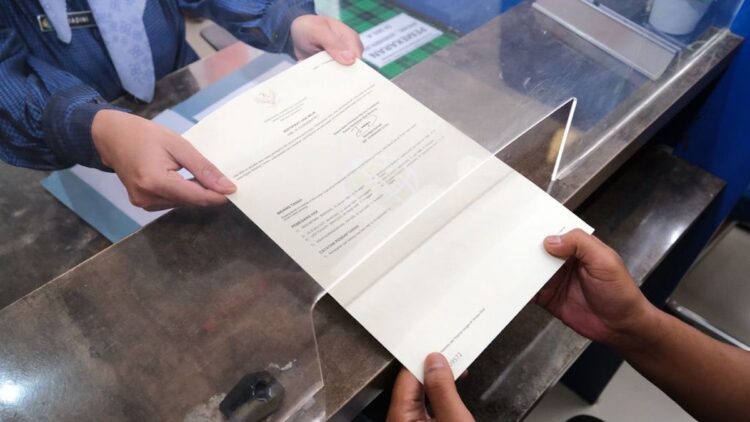 Wamen Ossy Tekankan Pentingnya Sertifikat Elektronik untuk Cegah Konflik Tanah 1 Serah terima berkas untuk dijadikan sertifikat elektronik. (dok. istimewa)