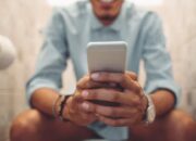 Kebiasaan Main HP di Toilet Bisa Picu Wasir, Ini Kata Dokter