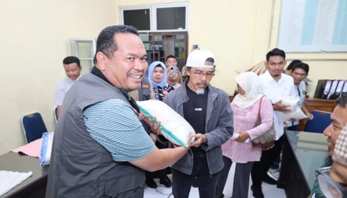 Terdampak Bencana Hidrometeorologi, 109 Pedagang Pasar di Pariaman Dapat Sembako