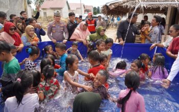 Air bersih untuk warga kerjasama PLN dan Polda Sumbar. (dok. istimewa)