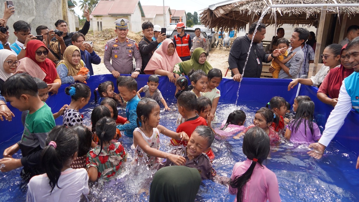 Air bersih untuk warga kerjasama PLN dan Polda Sumbar. (dok. istimewa)