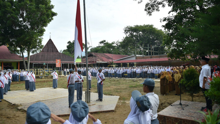 Wakil Menteri Pendidikan Dasar dan Menengah, Atip Latipulhayat, meninjau langsung pelaksanaan pembelajaran di SMA Negeri 12 Padang. (Foto: Dok Kemendikdasmen)