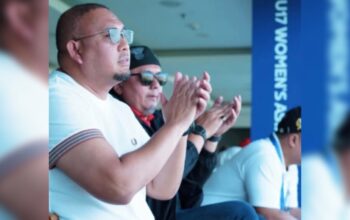 Andre Rosiade bersama Komisaris SPFC Braditi Moulevey menyaksikan langsung laga Bali United vs Semen Padang FC. (dok. istimewa)