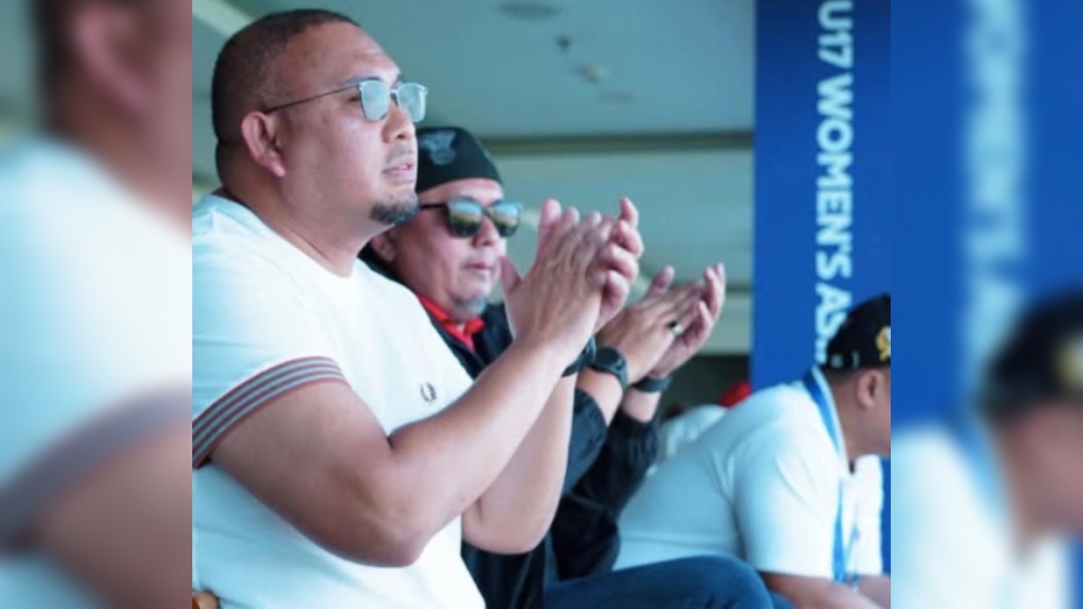 Andre Rosiade bersama Komisaris SPFC Braditi Moulevey menyaksikan langsung laga Bali United vs Semen Padang FC. (dok. istimewa)