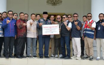 Bantuan 10 ribu sak semen untuk penanganan pascabencana yang diserahkan ke Pemprov Sumbar. (dok. istimewa)